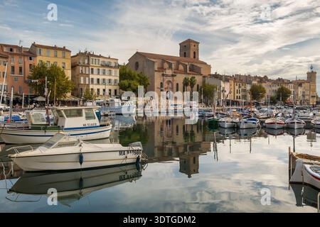 Alter Hafen von La Ciotat mit Fischerbooten und Kirche Notre Dame Stockfoto