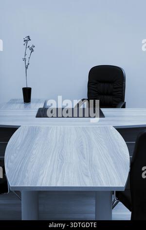Sessel des Direktors auf einem Hintergrund von einer Wand Stockfoto