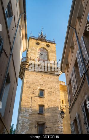 Historischer Uhrenturm aus Stein, der sich über engen Gassen in Aix-en-Provence erhebt Stockfoto
