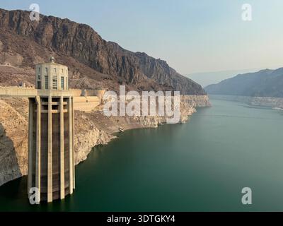 Wassereinlassturm im Lake Mead am Hoover Dam mit niedrigem Wasserstand und exponierter Küste des Canyons, Grenze zwischen Nevada und Arizona, USA. Stockfoto