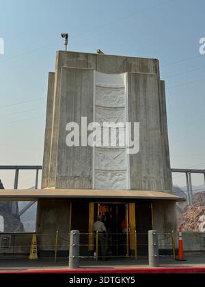 Art déco-Turm und Aufzugsanlage am Hoover Dam im Black Canyon an der Grenze zwischen Nevada und Arizona, USA. Stockfoto