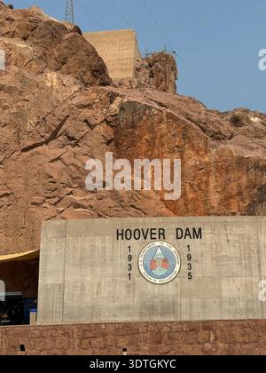 Hoover Dam Inscription Monument, das die Baujahre 1931–1935 am berühmten Wasserkraftdamm an der Grenze zwischen Nevada und Arizona zeigt. Stockfoto