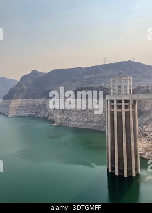 Wassereinlassturm im Lake Mead am Hoover Dam mit niedrigem Wasserstand und exponierter Küste des Canyons, Grenze zwischen Nevada und Arizona, USA. Stockfoto