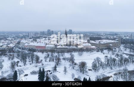 Drohnen-Winterpanorama der Altstadt von Tallinn und des Toompea-Hügels Stockfoto