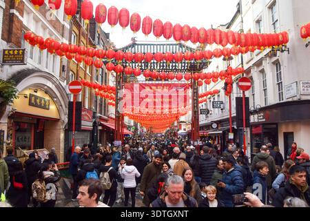 London, England, Großbritannien. Februar 2026. Chinatown wird während des chinesischen Neujahrsfestes, auch bekannt als Lunar New Year, in London, von Menschenmassen besucht. Dieses Jahr ist das Jahr des Pferdes. (Kreditbild: © Vuk Valcic/ZUMA Press Wire) NUR REDAKTIONELLE VERWENDUNG! Nicht für kommerzielle ZWECKE! Stockfoto
