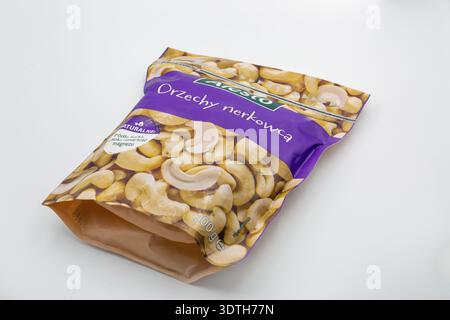 Kiew, Ukraine - 19. April 2025: Paket mit gerösteten Cashewnüssen in Aresto mit violettem Etikett mit natürlichen Nüssen. Gesundes Snack-Essen in der Tasche zeigt cas Stockfoto