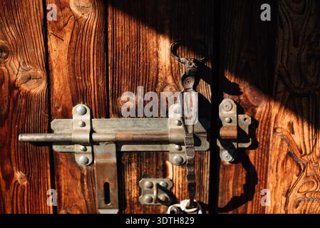 Antikes Schloss an einer Holztür Stockfoto
