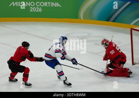 Mailand, Lombardei, Italien. Februar 2026. Matt Boldy (12) von den Vereinigten Staaten schießt und erzielt Tor, verteidigt von Jordan Binnington (50) aus Kanada und Devon Toews (7) aus Kanada während der ersten Phase des Eishockey-Spiel der Gold Medal Männer während der Olympischen Winterspiele 2026 in der Milano Santagiulia Ice Hockey Arena am Sonntag in Mailand. (Kreditbild: © Paul Kitagaki Jr./ZUMA Press Wire) NUR REDAKTIONELLE VERWENDUNG! Nicht für kommerzielle ZWECKE! Stockfoto