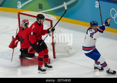 Mailand, Lombardei, Italien. Februar 2026. Matt Boldy (12) von den Vereinigten Staaten schießt und erzielt Tor, verteidigt von Jordan Binnington (50) aus Kanada und Devon Toews (7) aus Kanada während der ersten Phase des Eishockey-Spiel der Gold Medal Männer während der Olympischen Winterspiele 2026 in der Milano Santagiulia Ice Hockey Arena am Sonntag in Mailand. (Kreditbild: © Paul Kitagaki Jr./ZUMA Press Wire) NUR REDAKTIONELLE VERWENDUNG! Nicht für kommerzielle ZWECKE! Stockfoto