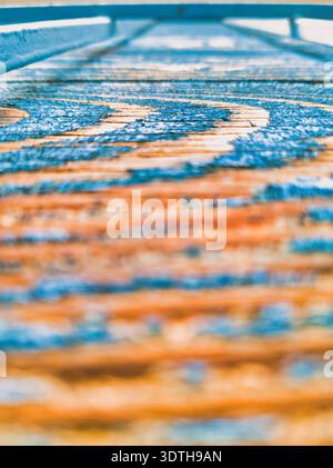 Eine detailreiche Makroaufnahme mit Fluchtpunkt-Perspektive auf altem Holz mit abblätternder blaublauer Farbe. Ideal für hochwertige Web-Hintergründe, taktile Verbindung Stockfoto