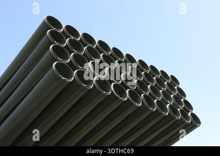 40-facher Grad-Raketensystem, Ansicht von unten. Die Abbildung zeigt einen Stapel von Rohren Stockfoto