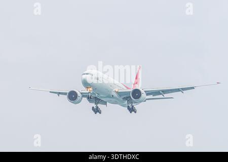 Mai Khao Phuket Thailand 2025 11 25: Nordwind Airlines Boeing 777-200ER bereitet sich auf die Landung über Mai Khao Beach vor und nähert sich dem Flughafen Phuket in Thailand o Stockfoto