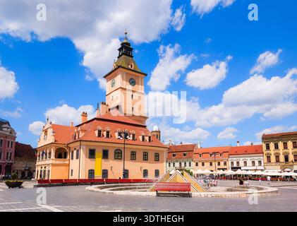 Brasov, Rumänien. Mittelalterliche Rathaus am Hauptplatz der Altstadt. Stockfoto