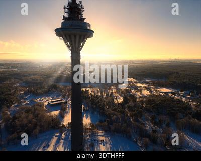 Tallinn TV Tower aus der Vogelperspektive bei Sonnenuntergang im Winter Stockfoto