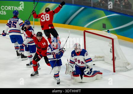 Mailand, Lombardei, Italien. Februar 2026. Bo Horvat (14) aus Kanada und Brandon Hagel (38) aus Kanada feiern, nachdem Cale Makar (8) aus Kanada in der zweiten Phase des Eishockeyspiels Gold Medal bei den Olympischen Winterspielen 2026 in der Milano Santagiulia Ice Hockey Arena am Sonntag in Mailand ein Tor auf Connor Hellebuyck (37) aus den Vereinigten Staaten erzielte. (Kreditbild: © Paul Kitagaki Jr./ZUMA Press Wire) NUR REDAKTIONELLE VERWENDUNG! Nicht für kommerzielle ZWECKE! Stockfoto