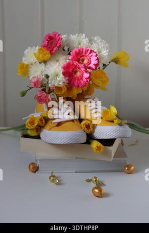 Bouquet von Narzissen und Gerberas auf rosa Hintergrund Stockfoto