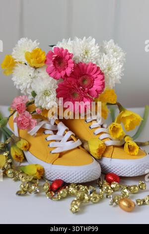 Bouquet von Narzissen und Gerberas auf rosa Hintergrund Stockfoto
