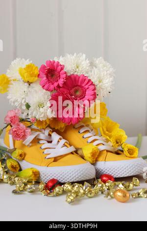 Bouquet von Narzissen und Gerberas auf rosa Hintergrund Stockfoto