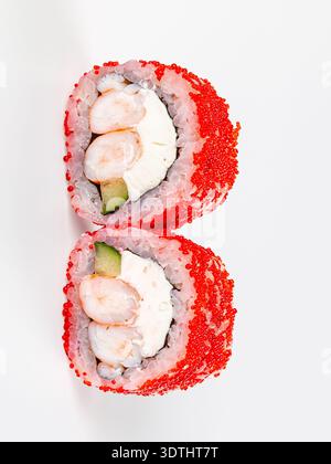 Eine Nahaufnahme von zwei japanischen Sushi-Brötchen mit Garnelen, Frischkäse und Gurke. Beschichtet mit leuchtendem rotem Tobiko-Reh, isoliert auf einem sauberen weißen Hintergrund Stockfoto
