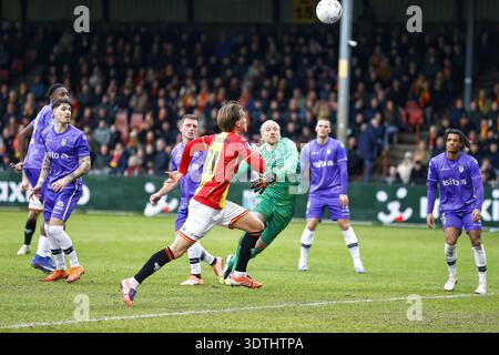 DEVENTER , 22-02-2026 , Stadion Adelaarshorst, Saison 2025 / 2026 , niederländischer Eredivisie Football , Spiel zwischen Go Ahead Eagles und Heracles. Die Bilder zeigen, dass Melle Meulensteen das 3-0 gegen den Heracles-Torhüter Remco Pasveer erzielt Stockfoto
