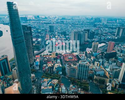 Sonnenuntergang über der modernen Skyline der Stadt Ho Chi Minh und dem Fluss Saigon, dem Finanzviertel der Innenstadt mit Hochhäusern und Hochiminh Vietnam-Luftlinie Stockfoto