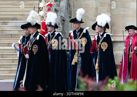 Windsor, Großbritannien. Juni 2010. Prinz Andrew (3. L) und Prinz William (4 L), die beide Ritter des Garters sind, nehmen zusammen mit anderen Mitgliedern der britischen Königsfamilie an der jährlichen Garter Zeremonie auf Windsor Castle in Berkshire Teil Stockfoto