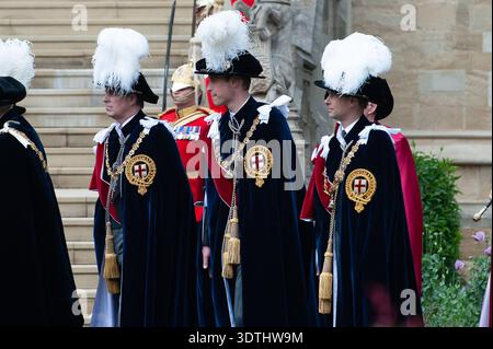 Windsor, Großbritannien. Juni 2010. Prinz Andrew (L), Prinz William (M) und Prinz Edward (R), die Ritter des Garters sind, nehmen zusammen mit anderen Mitgliedern der britischen Königsfamilie an der jährlichen Garterzeremonie auf Windsor Castle in Berkshire Teil Stockfoto