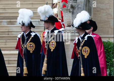 Windsor, Großbritannien. Juni 2010. Prinz Andrew (L), Prinz William (M) und Prinz Edward (R), die Ritter des Garters sind, nehmen zusammen mit anderen Mitgliedern der britischen Königsfamilie an der jährlichen Garterzeremonie auf Windsor Castle in Berkshire Teil Stockfoto