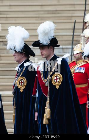 Windsor, Großbritannien. Juni 2010. Prinz Andrew (L) und Prinz William (R), die beide Ritter des Garters sind, nehmen zusammen mit anderen Mitgliedern der britischen Königsfamilie an der jährlichen Garter Zeremonie auf Windsor Castle in Berkshire Teil Stockfoto