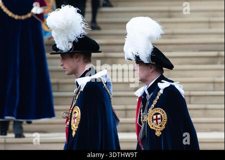 Windsor, Großbritannien. Juni 2010. Prinz William (L) und Prinz Andrew (R), die beide Ritter des Garters sind, nehmen zusammen mit anderen Mitgliedern der britischen Königsfamilie an der jährlichen Garter Zeremonie auf Windsor Castle in Berkshire Teil Stockfoto