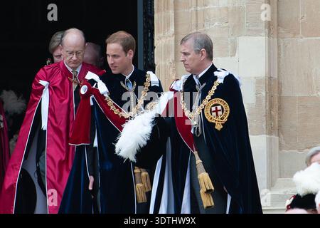 Windsor, Großbritannien. Juni 2010. Prinz William (M) und Prinz Andrew (R), die beide Ritter des Garters sind, nehmen zusammen mit anderen Mitgliedern der britischen Königsfamilie an der jährlichen Garter Zeremonie auf Windsor Castle in Berkshire Teil Stockfoto