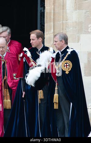 Windsor, Großbritannien. Juni 2010. Prinz William (M) und Prinz Andrew (R), die beide Ritter des Garters sind, nehmen zusammen mit anderen Mitgliedern der britischen Königsfamilie an der jährlichen Garter Zeremonie auf Windsor Castle in Berkshire Teil Stockfoto