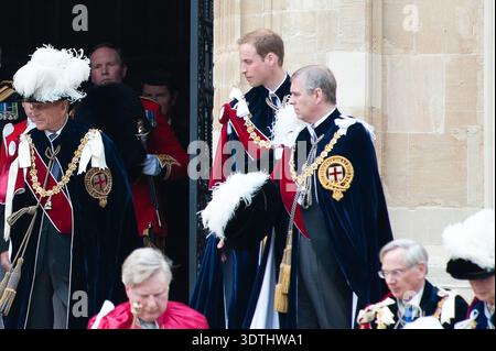 Windsor, Großbritannien. Juni 2010. Prinz William (M) und Prinz Andrew (R), die beide Ritter des Garters sind, nehmen zusammen mit anderen Mitgliedern der britischen Königsfamilie an der jährlichen Garter Zeremonie auf Windsor Castle in Berkshire Teil Stockfoto