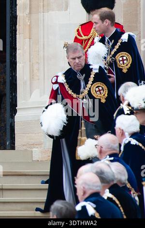 Windsor, Großbritannien. Juni 2010. Prinz William (Top) und Prinz Andrew (M), die beide Ritter des Garters sind, nehmen zusammen mit anderen Mitgliedern der britischen Königsfamilie an der jährlichen Garter Zeremonie auf Windsor Castle in Berkshire Teil Stockfoto