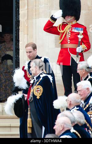 Windsor, Großbritannien. Juni 2010. Prinz William (Top) und Prinz Andrew (M), die beide Ritter des Garters sind, nehmen zusammen mit anderen Mitgliedern der britischen Königsfamilie an der jährlichen Garter Zeremonie auf Windsor Castle in Berkshire Teil Stockfoto