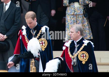 Windsor, Großbritannien. Juni 2010. Prinz William (L) und Prinz Andrew (R), die beide Ritter des Garters sind, nehmen zusammen mit anderen Mitgliedern der britischen Königsfamilie an der jährlichen Garter Zeremonie auf Windsor Castle in Berkshire Teil Stockfoto