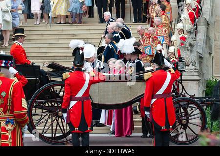 Windsor, Großbritannien. Juni 2010. Prinz William (L) und Prinz Andrew (R), die beide Ritter des Garters sind, nehmen zusammen mit anderen Mitgliedern der britischen Königsfamilie an der jährlichen Garter Zeremonie auf Windsor Castle in Berkshire Teil Stockfoto