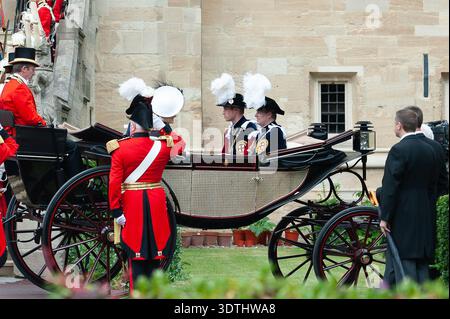 Windsor, Großbritannien. Juni 2010. Prinz William (L) und Prinz Andrew (R), die beide Ritter des Garters sind, nehmen zusammen mit anderen Mitgliedern der britischen Königsfamilie an der jährlichen Garter Zeremonie auf Windsor Castle in Berkshire Teil Stockfoto
