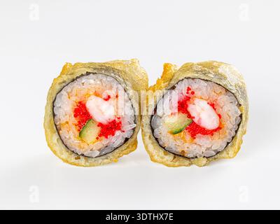Makronaht von zwei goldenen Tempura-Sushi-Brötchen mit Garnelen, Gurken und rotem Tobiko. Studio isoliert auf einem sauberen weißen Hintergrund. Appetitlich Ja Stockfoto