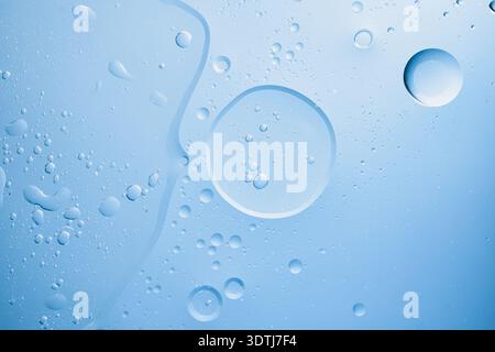 Abstrakter Hintergrund blauer Flüssigkeit mit Öl- und Wassertrennung Stockfoto