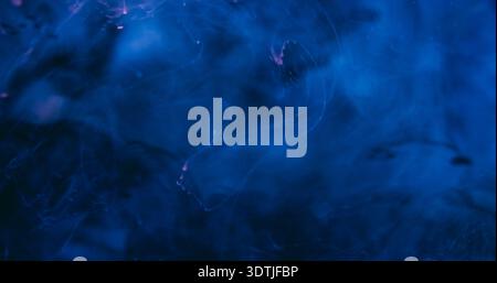 Kosmischer Rauch Unschärfe Tinte Mischung blauer Aquarell Swirl Stockfoto