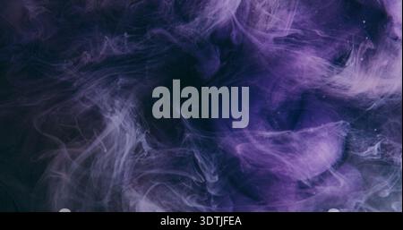 Spritzer von Lack. Unterwassernebel. Defokussierte blaue lila Farbe Wolke Glitter flüssiger Rauch Nebel Textur verbreitet sich auf abstraktem Hintergrund. Stockfoto