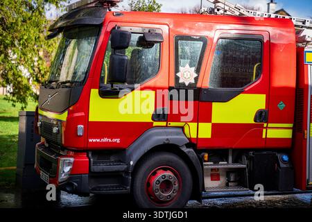 Derry, Nordirland. 22. Februar 2026. Polizei, Feuerwehr und Rettungsdienst reagieren auf einen Hausbrand an der Limavady Road. Die Polizei hat bestätigt, dass ein Mann im Alter von 70 Jahren nach der Flamme gestorben ist. Quelle: Aodhan Roberts/Alamy Live News. Stockfoto