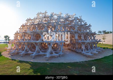 Abu Dhabi, Vereinigte Arabische Emirate, 22. Februar 2026. Barzakh, ein kuppelförmiger Kunstpavillon des Architekten Wael Al Awar, nachhaltiges Design aus recyceltem Material Stockfoto