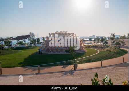 Abu Dhabi, Vereinigte Arabische Emirate, 22. Februar 2026. Barzakh, ein kuppelförmiger Kunstpavillon des Architekten Wael Al Awar, nachhaltiges Design aus recyceltem Material Stockfoto