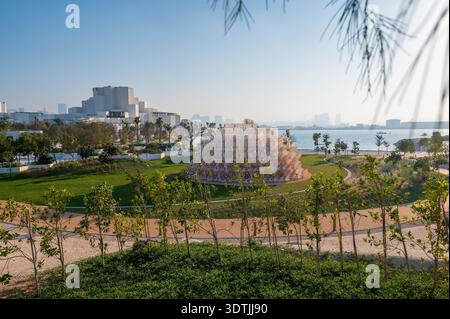 Abu Dhabi, Vereinigte Arabische Emirate, 22. Februar 2026. Barzakh, ein kuppelförmiger Kunstpavillon des Architekten Wael Al Awar, nachhaltiges Design aus recyceltem Material Stockfoto
