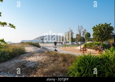 Abu Dhabi, Vereinigte Arabische Emirate, 22. Februar 2026. Der Louvre Abu Dhabi wird vom Al Masar Garden auf Saadiyat Island aus gesehen und zeigt seinen berühmten Kuppelbogen Stockfoto