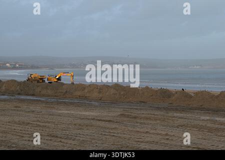 Sandmanagement am Weymouth Beach im Winter. Stockfoto