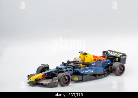 Kiew, Ukraine - 4. Januar 2026: LEGO Technic Oracle Red Bull Racing RB20 Formel-1-Rennwagen. Detaillierte motorisierte Replikate zeigen ora an Stockfoto