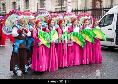 Chinesische Neujahrsparade, die das Jahr des Pferdes feiert. Leute lächeln und feiern auf der Straße. London - 22. Februar 2026 Stockfoto